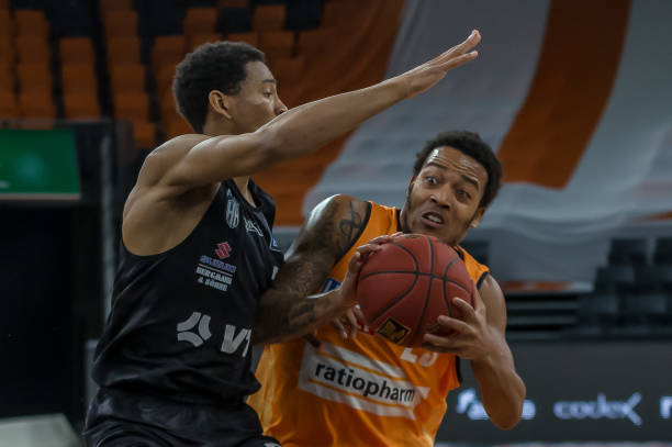 演帽子戏法 演帽子戏法